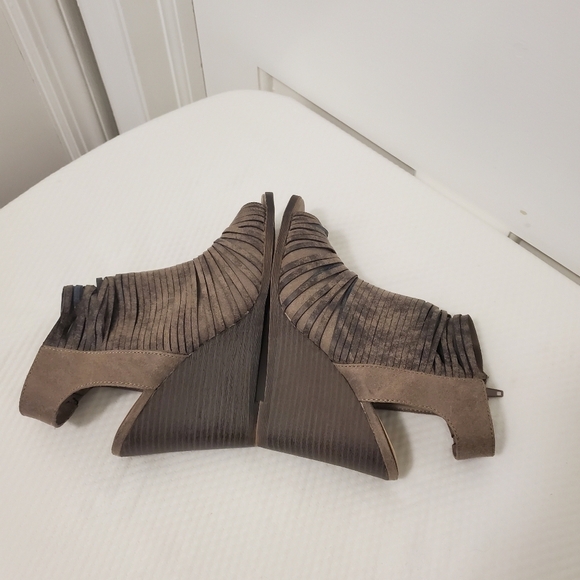 Fergalicious Heather2 Wedge Open Toe Booties Size 7M, Boho - Picture 9 of 12